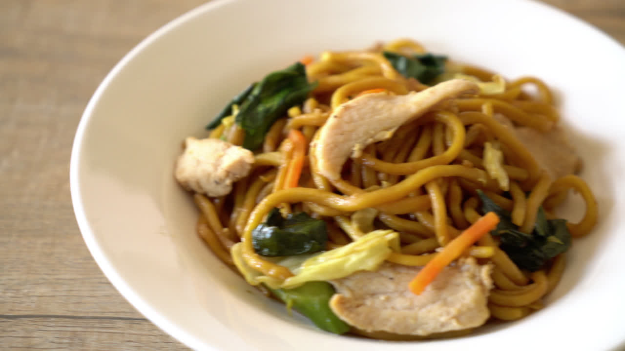 fideos yakisoba salteados con pollo