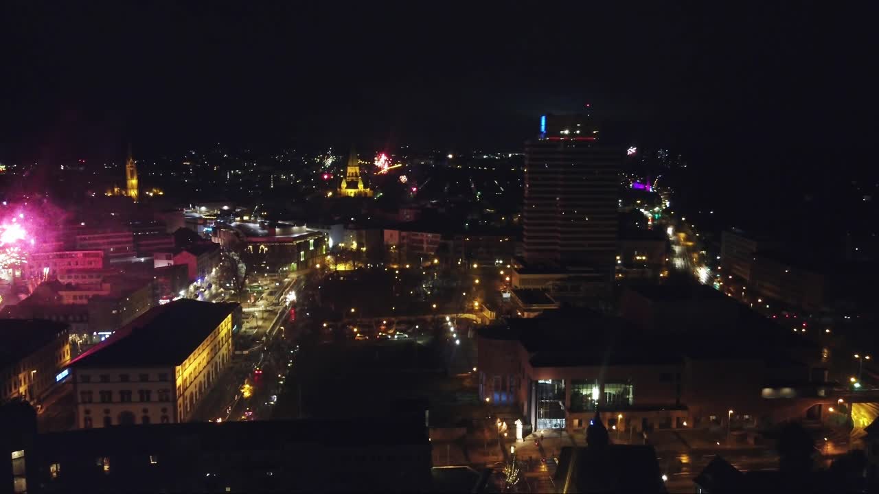 el horizonte de la ciudad de kaiserslautern brillando con fuegos artificiales en la víspera de año nuevo