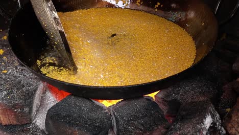 Comida-Callejera-India.-Boondi-O-Bundiya-Es-Un-Postre-Indio-Elaborado-Con-Harina-De-Garbanzos-Frita-Y-Endulzada.-Al-Ser-Muy-Dulce,-Sólo-Se-Puede-Conservar-Durante-Una-Semana-Aproximadamente.-Estado-De-Rajasthan-En-El-Oeste-De-La-India.