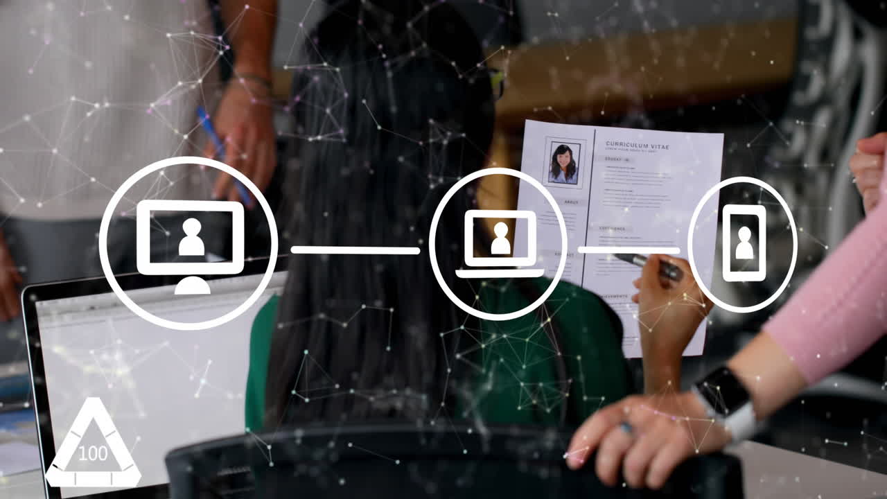 animación de una red de iconos digitales sobre la vista trasera de una mujer asiática discutiendo sobre un documento