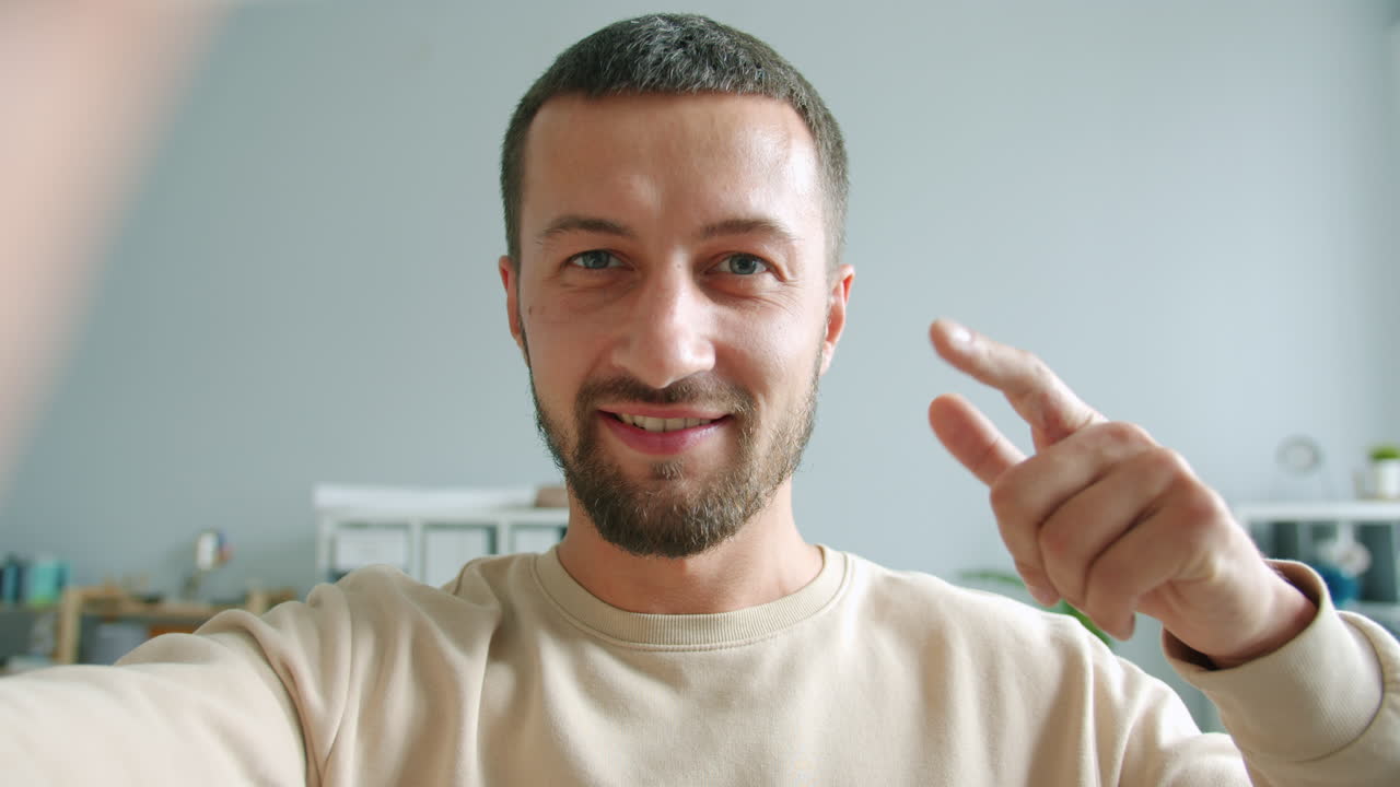 Uomo che si fa un selfie a casa