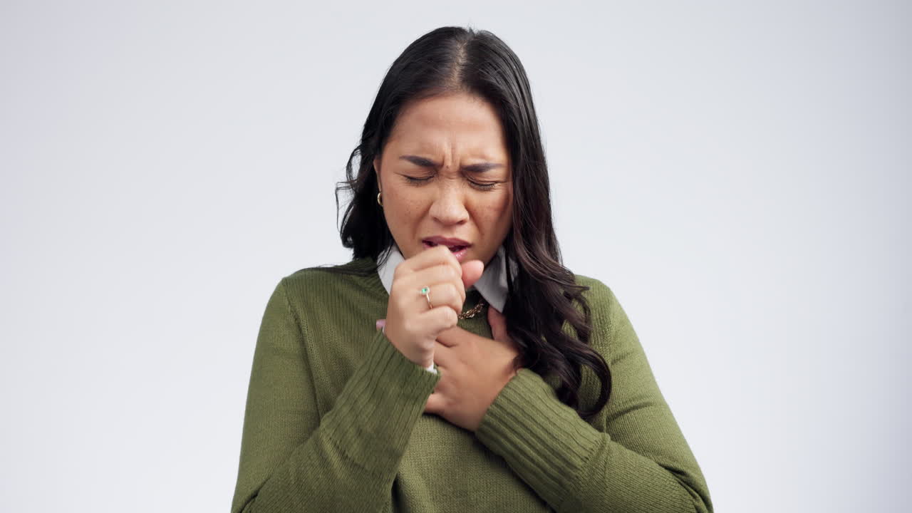 tos, náuseas y mujer, dolor en el pecho