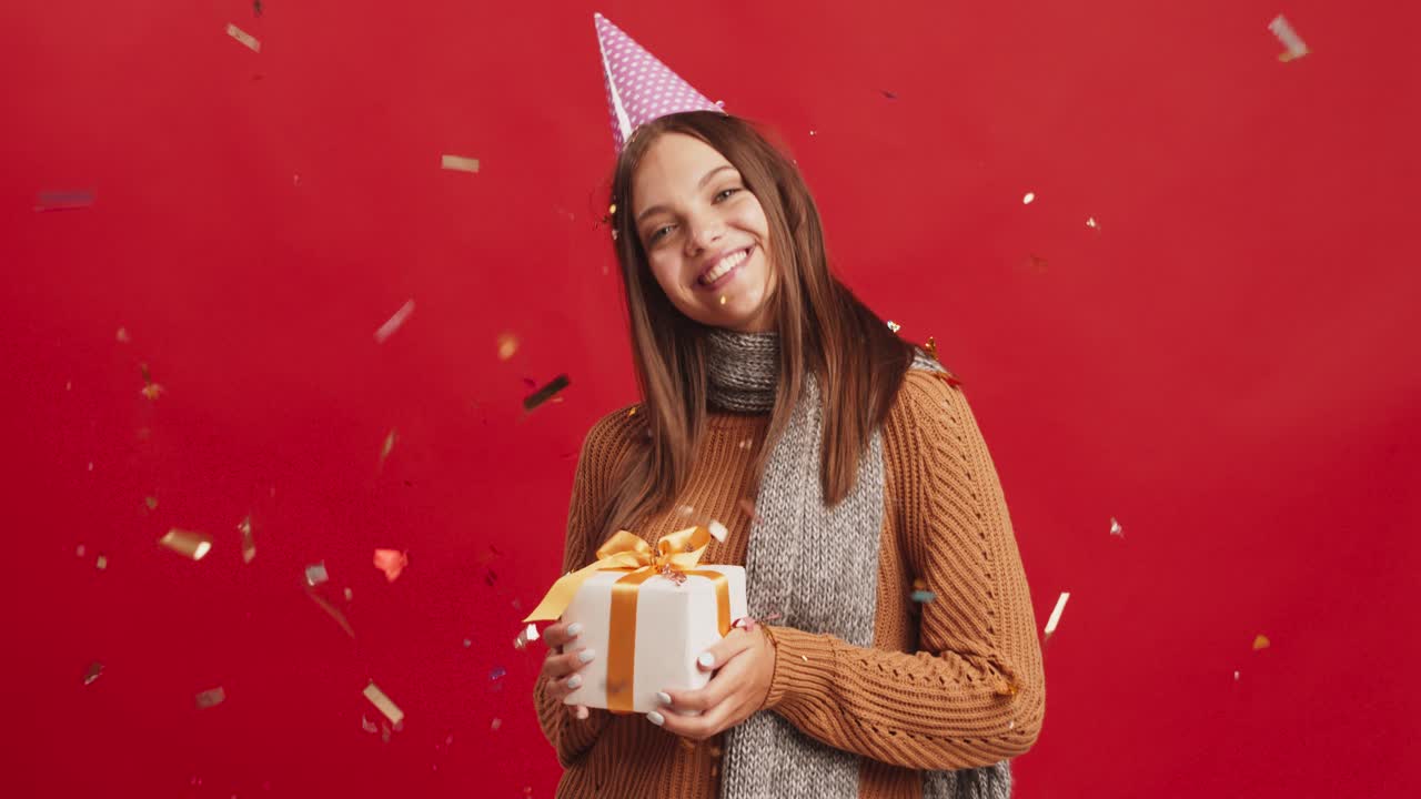 chica feliz con un regalo de cumpleaños