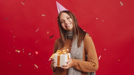 chica feliz con un regalo de cumpleaños