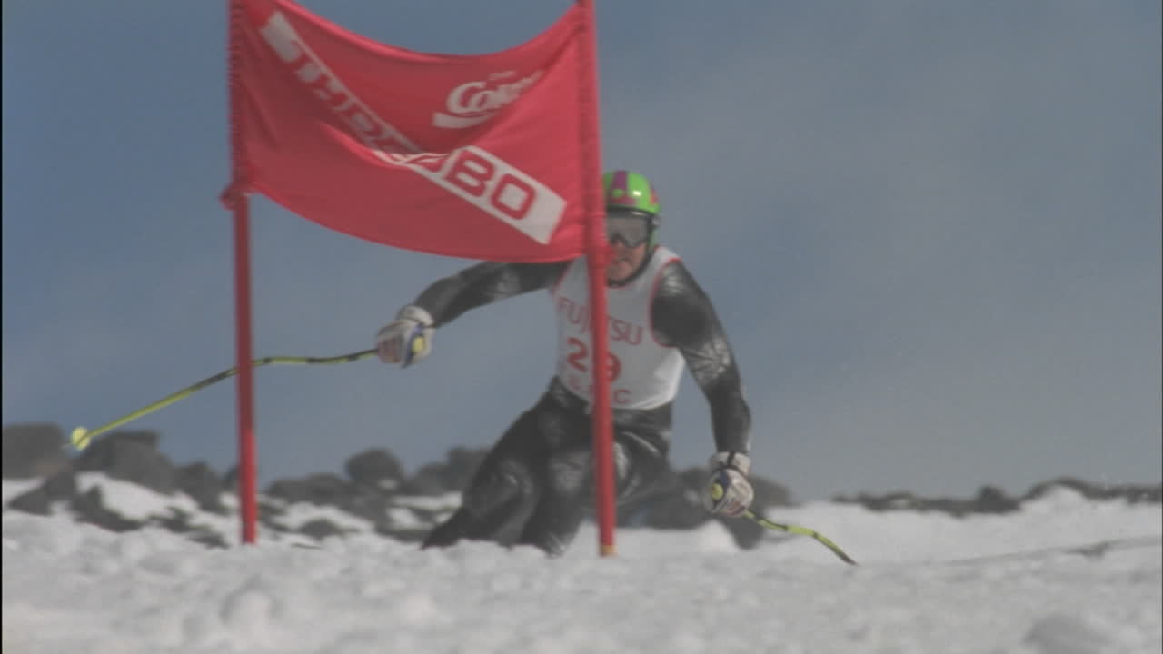 내리막 코스를 달리는 알파인 스키 선수 25