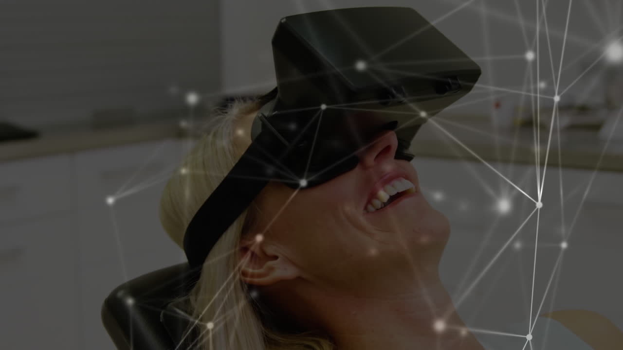 Nainen makaa virtuaalitodellisuuslasit päässään