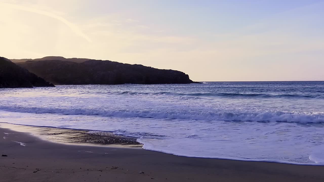 imágenes de la hora dorada de las olas en la playa de dalmore cerca de carloway