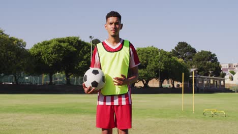 Video-De-Jugadores-De-Fútbol-Masculinos-Birraciales-Con-Pelota-En-El-Campo.