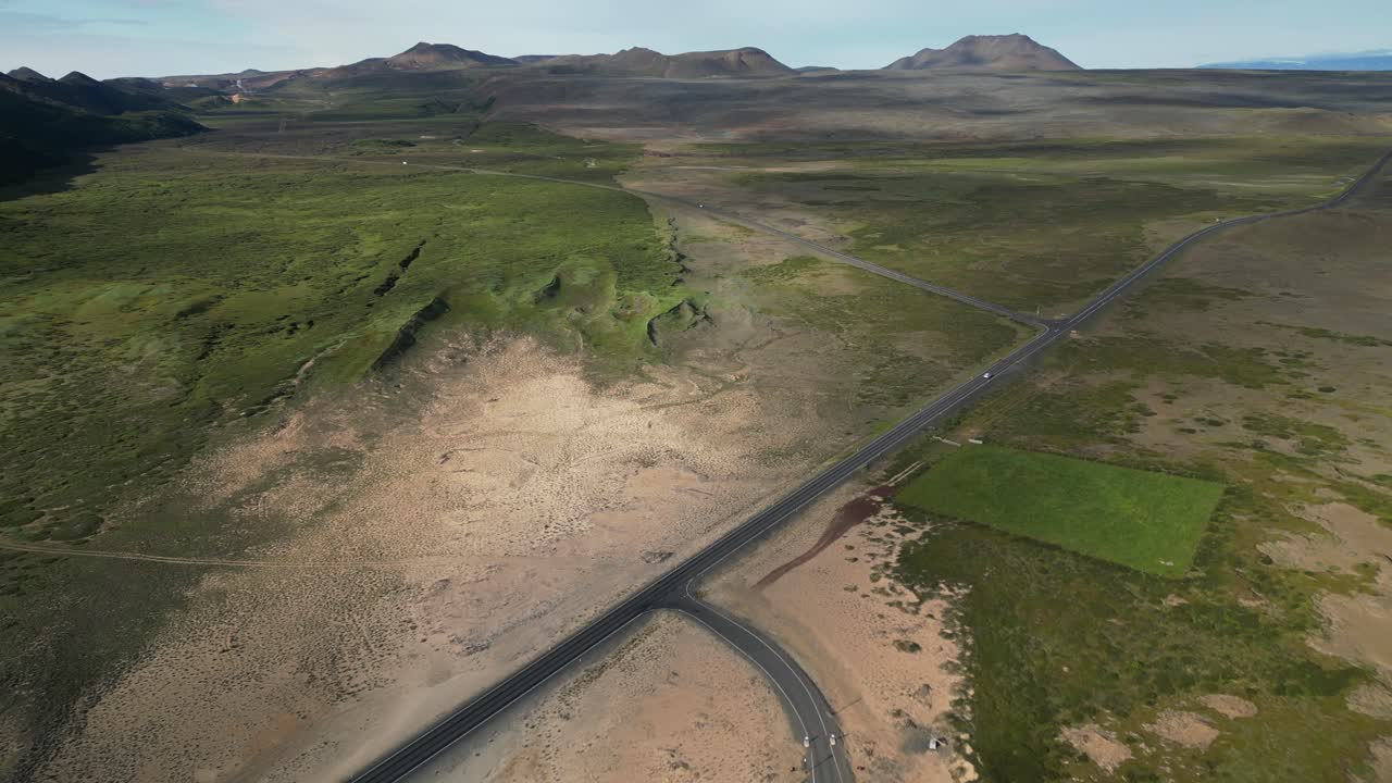 vista aérea con vistas a las tierras altas islandesas, día soleado afuera