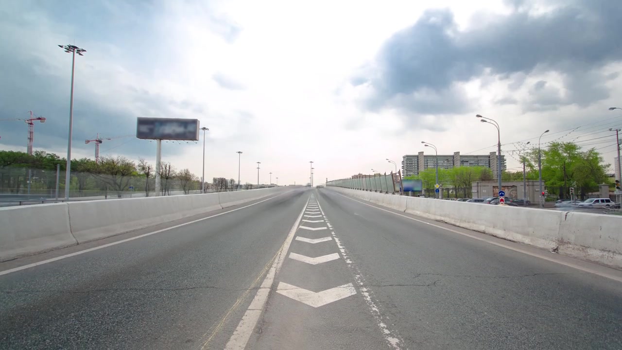Trasporto urbano - timelapse del traffico dell'ora di punta sulle strade cittadine. Moderna metropoli con l'incrocio delle scie di traffico su un'autostrada. Ingorghi stradali, movimento dei trasporti in una grande città.