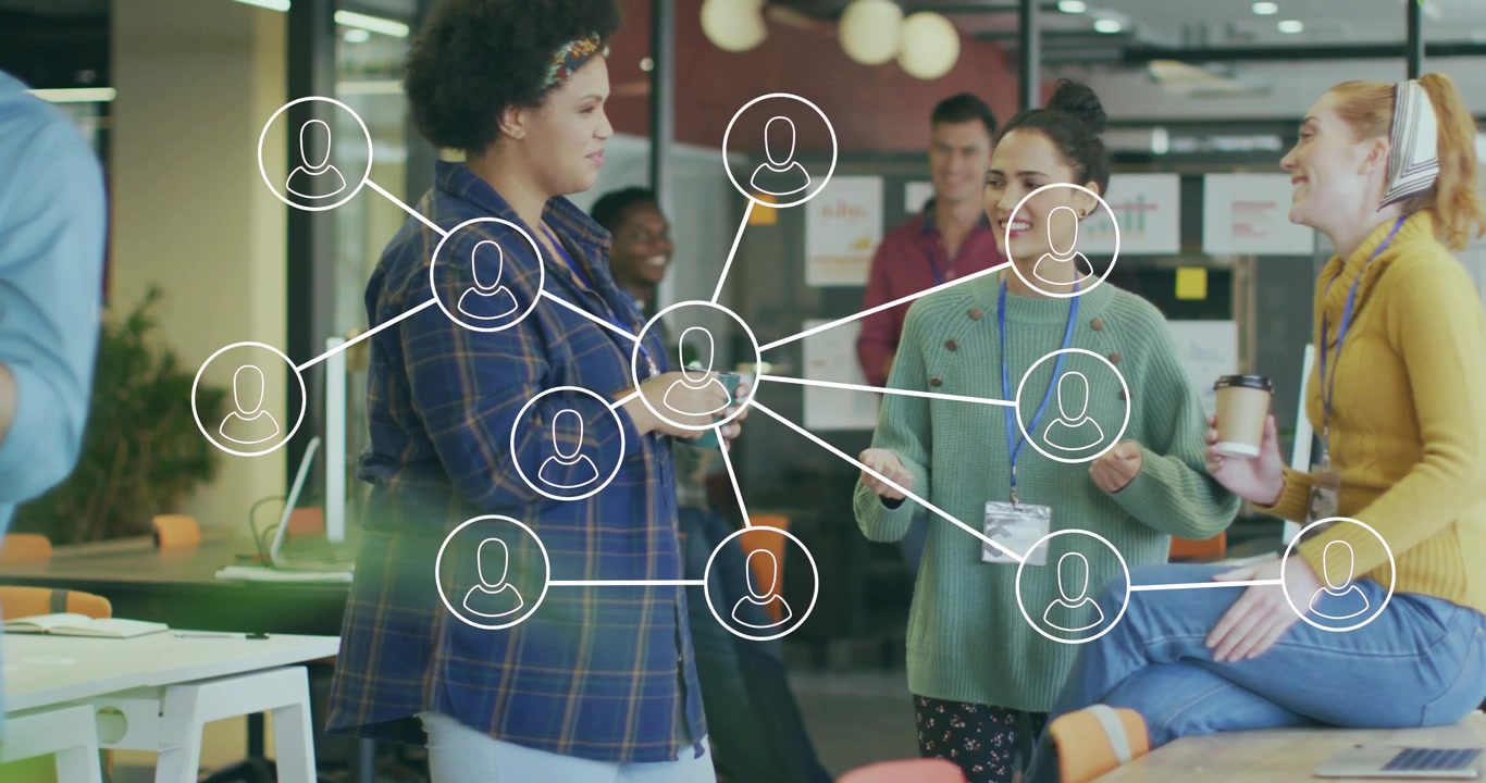 Kvindeligt team tager smartphone frem og gestikulerer forretningsplan på kontoret, animerer netværksgrafik.