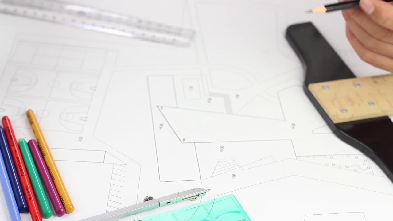 arquitecto chequea el proyecto con lupa 1