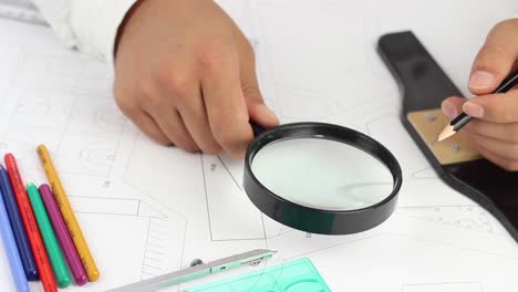 arquitecto chequea el proyecto con lupa 1