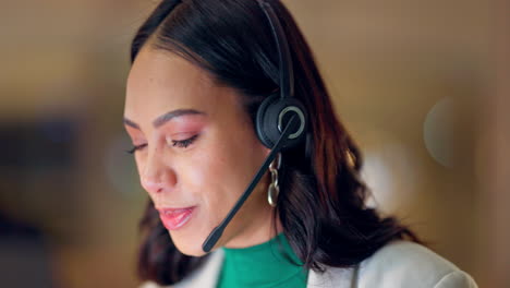 Call-Center,-Sonrisa-Y-Mujer-Consultando-Por-La-Noche