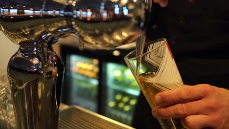 cu vertiendo una cerveza de un grifo de cerveza