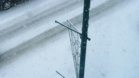 Blick-Von-Oben-Auf-Das-Auto,-Das-Während-Des-Kalten-Winterschneesturms-In-Zeitlupe-Vorbeifährt