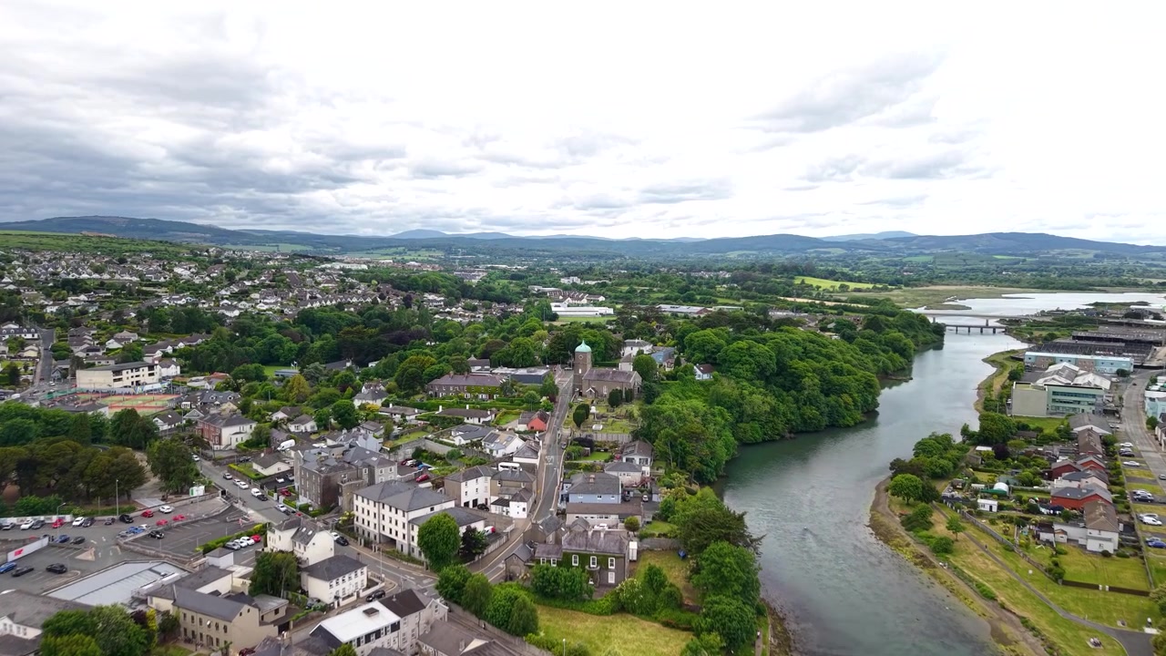 Chiesa parrocchiale di Wicklow con vista aerea a volo d'uccello, fiume ed edifici. Wicklow, Irlanda