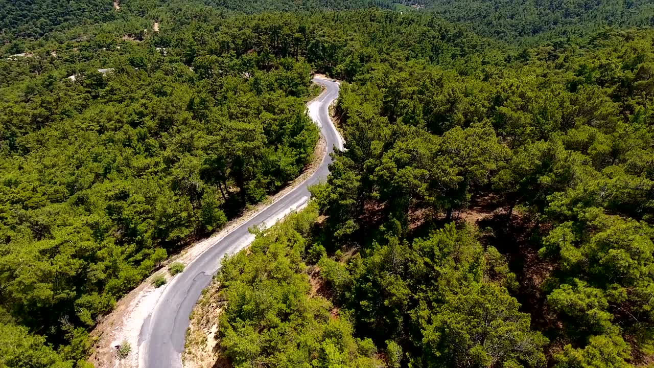 공중 풍경 아름다운 숲과 도로 왼쪽으로 이동 4k