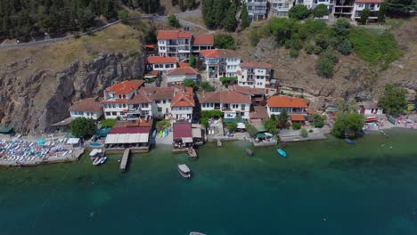 Hermosa-Vista-Aérea-De-La-Orilla-Del-Lago-Ohrid-En-Macedonia