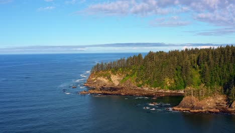 impresionante toma aérea de drones de la hermosa tercera playa en forks, washington con un bosque o grandes pinos verdes en los acantilados en una cálida y soleada mañana de verano con nubes