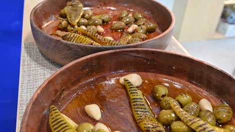 primeros planos de encurtidos de aceitunas verdes a la parrilla se exhiben durante la exposición de comida del golfo, emiratos árabes unidos