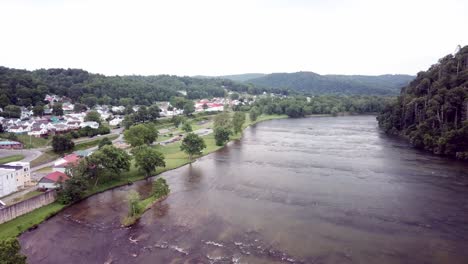 Pommes-Virginia-Aus-Der-Luft-über-Dem-New-River,-Der-Sich-Der-Alten-Mühlenstadt-Nähert