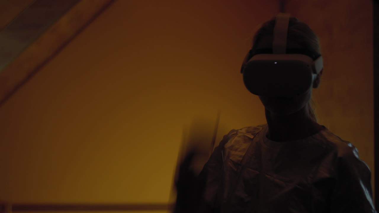 mujer inmersa en la experiencia de realidad virtual