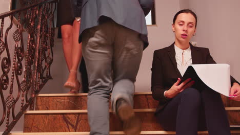 mujer de negocios confundida y sobrecargada de trabajo leyendo documentos