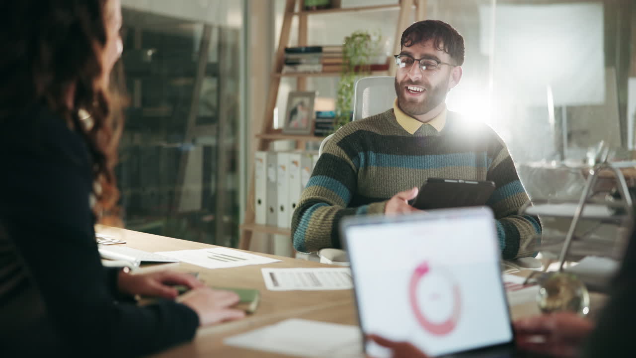 reunión de negocios con apretón de manos y presentación exitosa