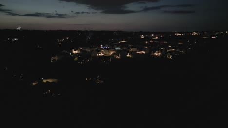 fuegos artificiales estallando en el cielo nocturno el 4 de julio