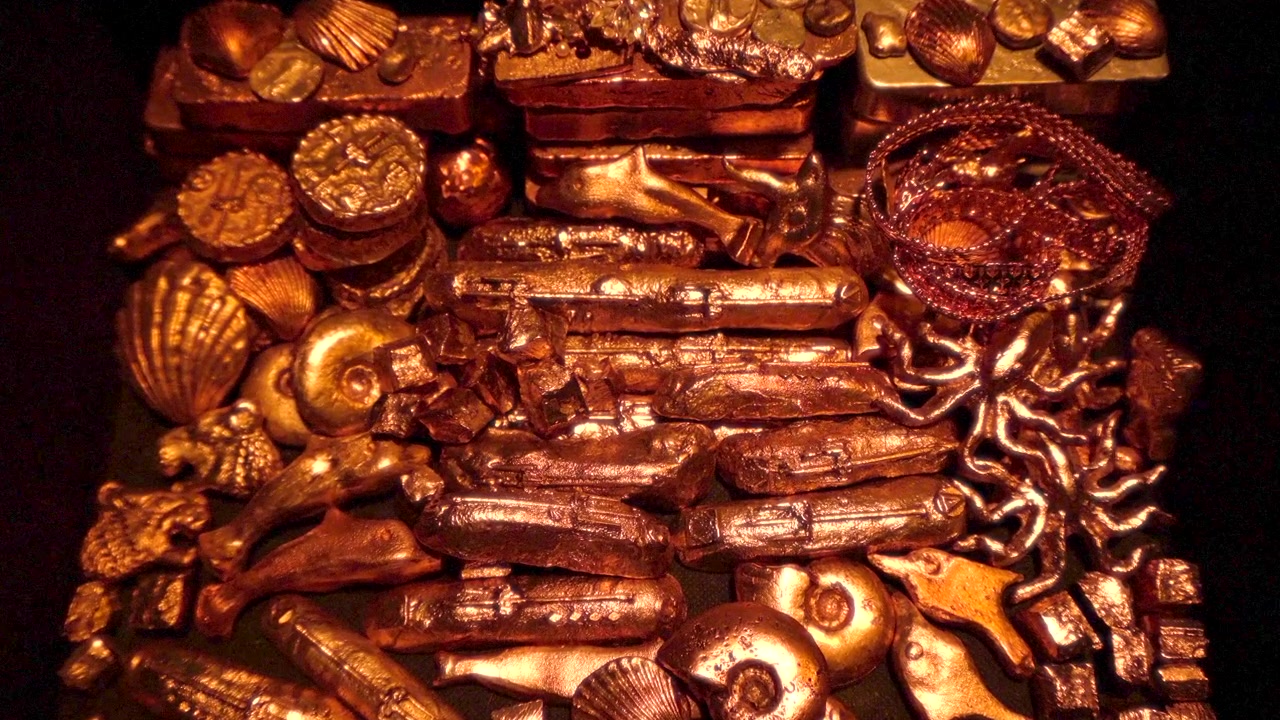 Aproximação em tesouro dourado dentro de um baú de tesouro pirata