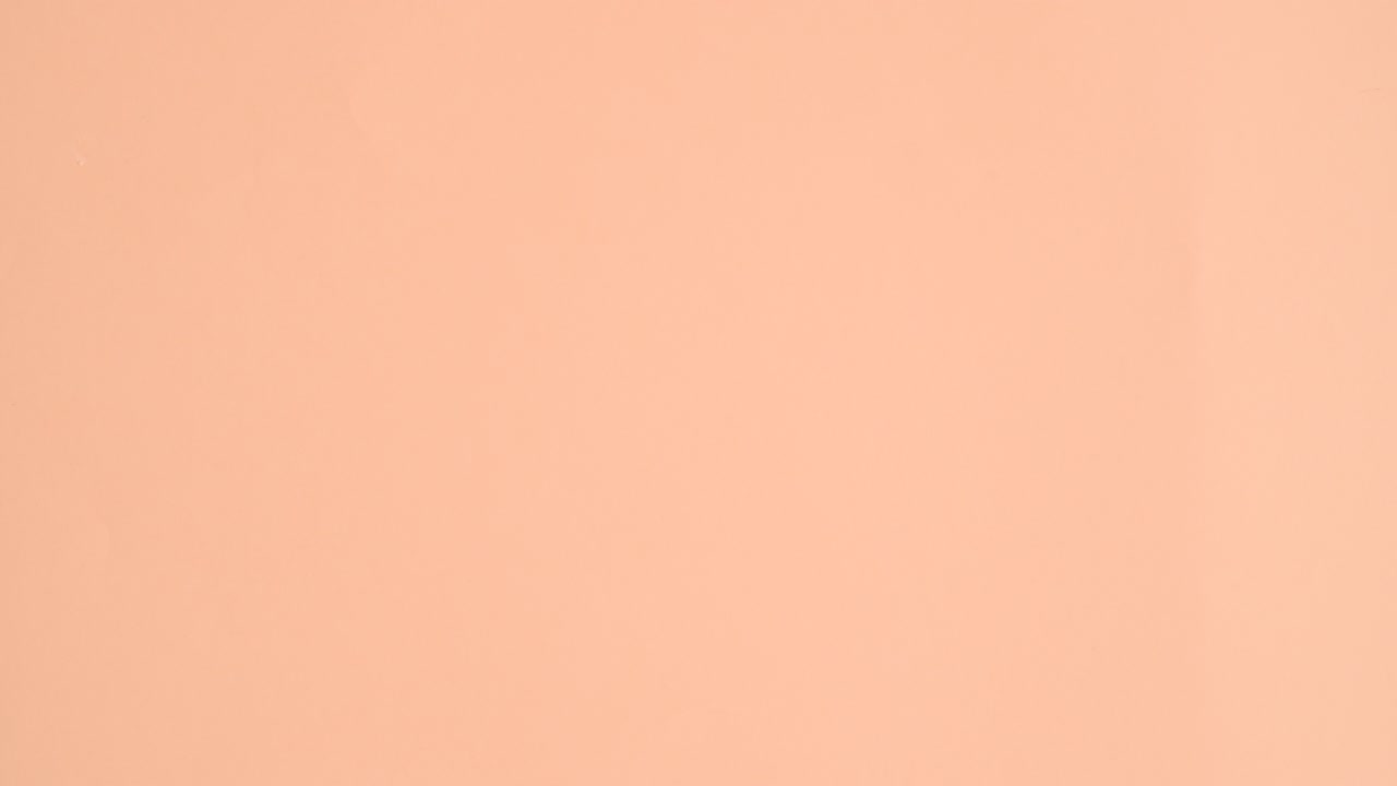 hojas verdes que caen alrededor de papel redondo blanco para el texto.