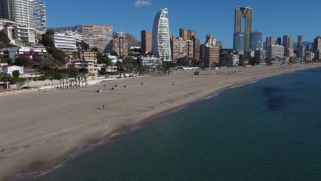 Der-Absteigende-Drohnenflug-Zeigt-Das-Stadtbild-Und-Den-Levante-Strand-Von-Benidorm-Am-Mittelmeer-In-Der-Spanischen-Provinz-Alicante