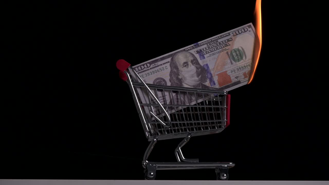 100 en una máscara médica. la crisis en la economía global durante la pandemia de covid-19. imágenes de alta calidad en 4k