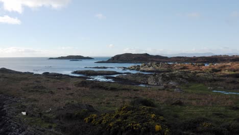 antena - cielo azul y costa rocosa, isla de gigha, kintyre, escocia, camión a la izquierda