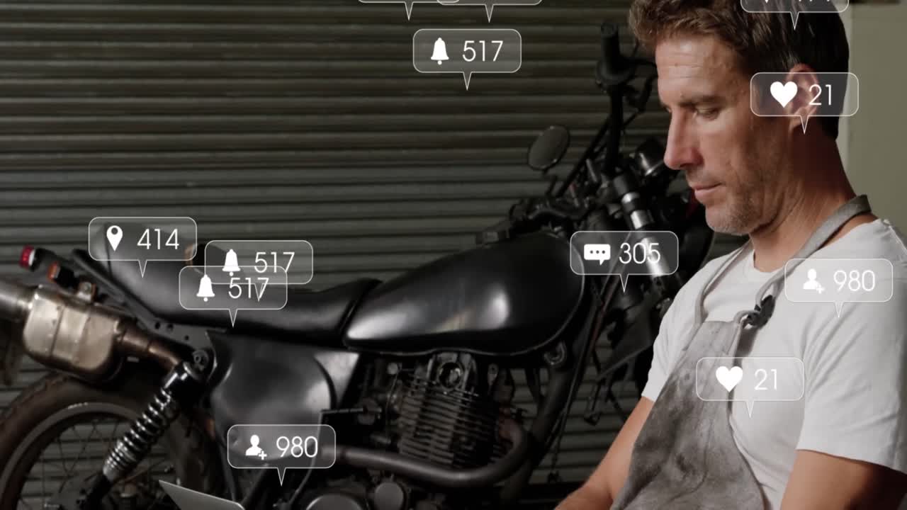 차고에서 오토바이를 수리하는 백인 남성 메카닉 위에 떨어지는 아이콘의 애니메이션