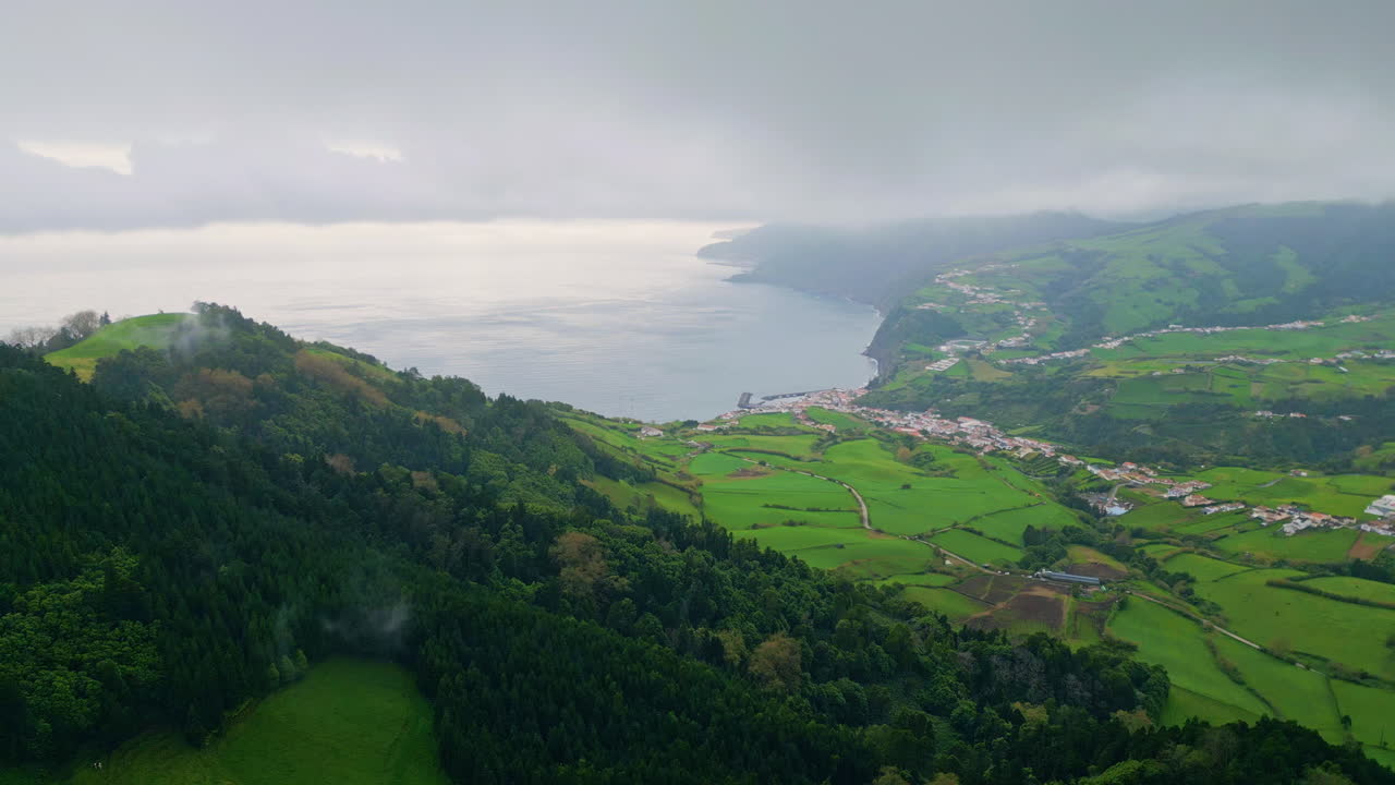 Colline verdi aeree, giornata estiva nuvolosa. Pendii marini, natura, nuvole temporalesche, vista drone.