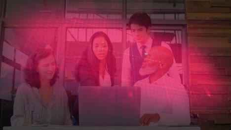 animación de la línea isoeléctrica sobre diversas personas de negocios que usan computadora portátil en la oficina