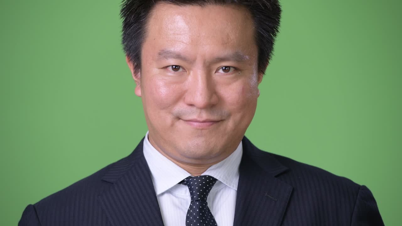녹색 배경에 성숙한 일본 사업가