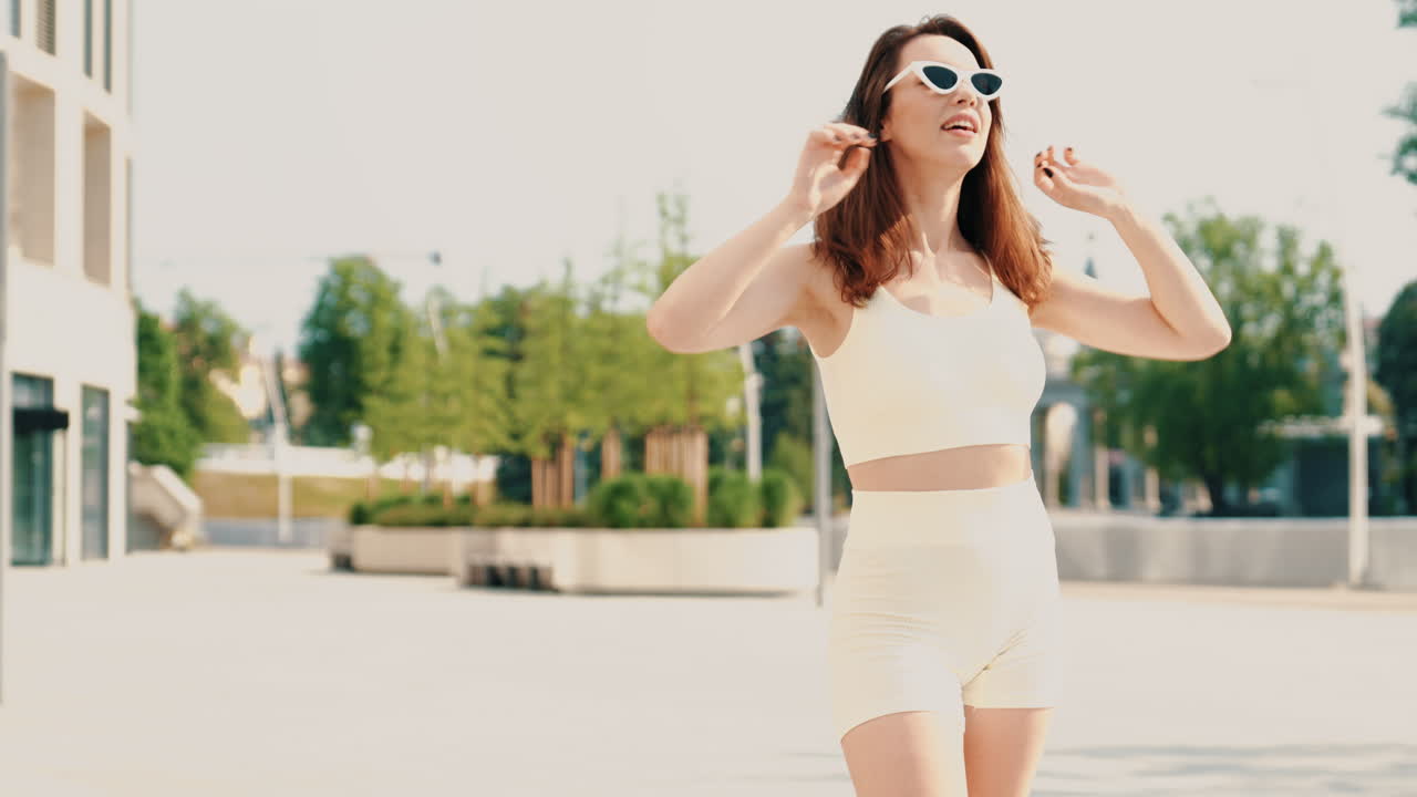 트렌디한 운동복을 입은 세련된 여성