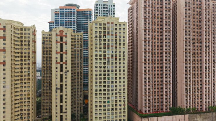 Drone sobe revelando densas torres residenciais, Eastwood City, Manila