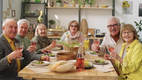 Porträt-Glücklicher-älterer-Freunde-Beim-Abendessen-Zu-Hause