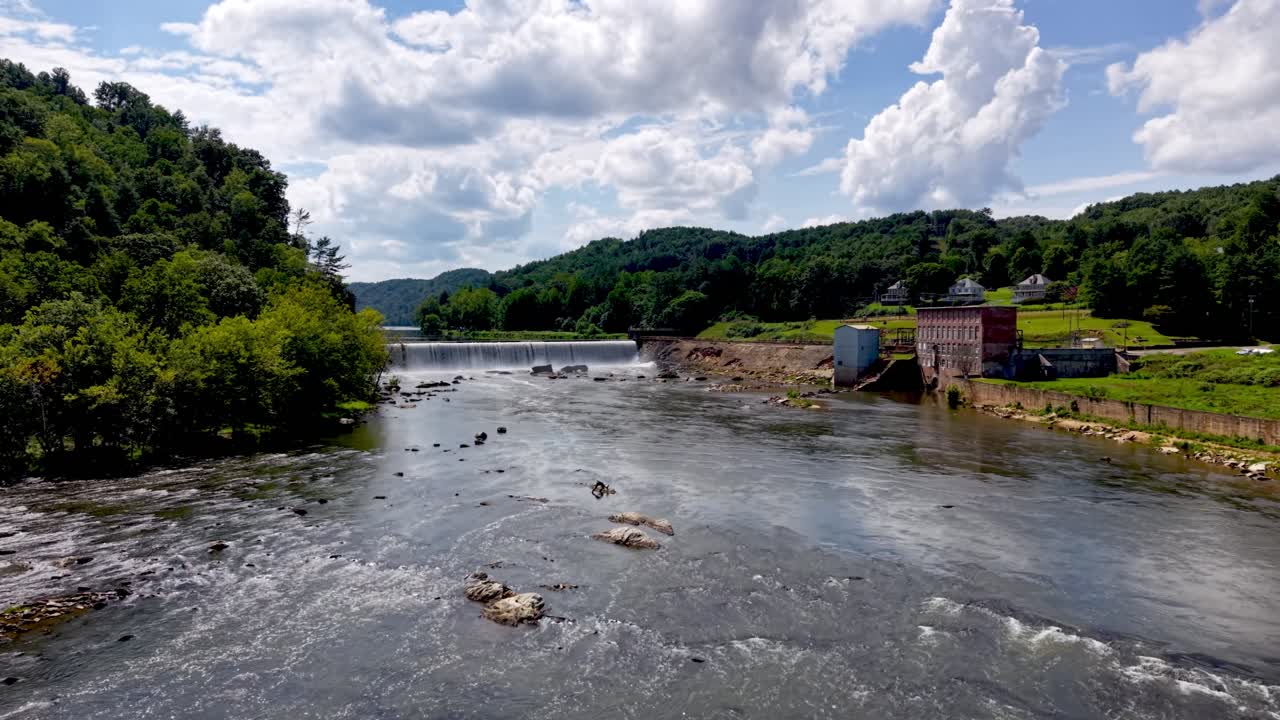 버지니아주 프라이스에서 댐 부지로 밀려 들어오는 뉴 강 상공에서 촬영한 항공 사진이에요