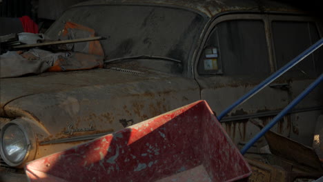 viejo coche oxidado dejado para degradarse en un garaje