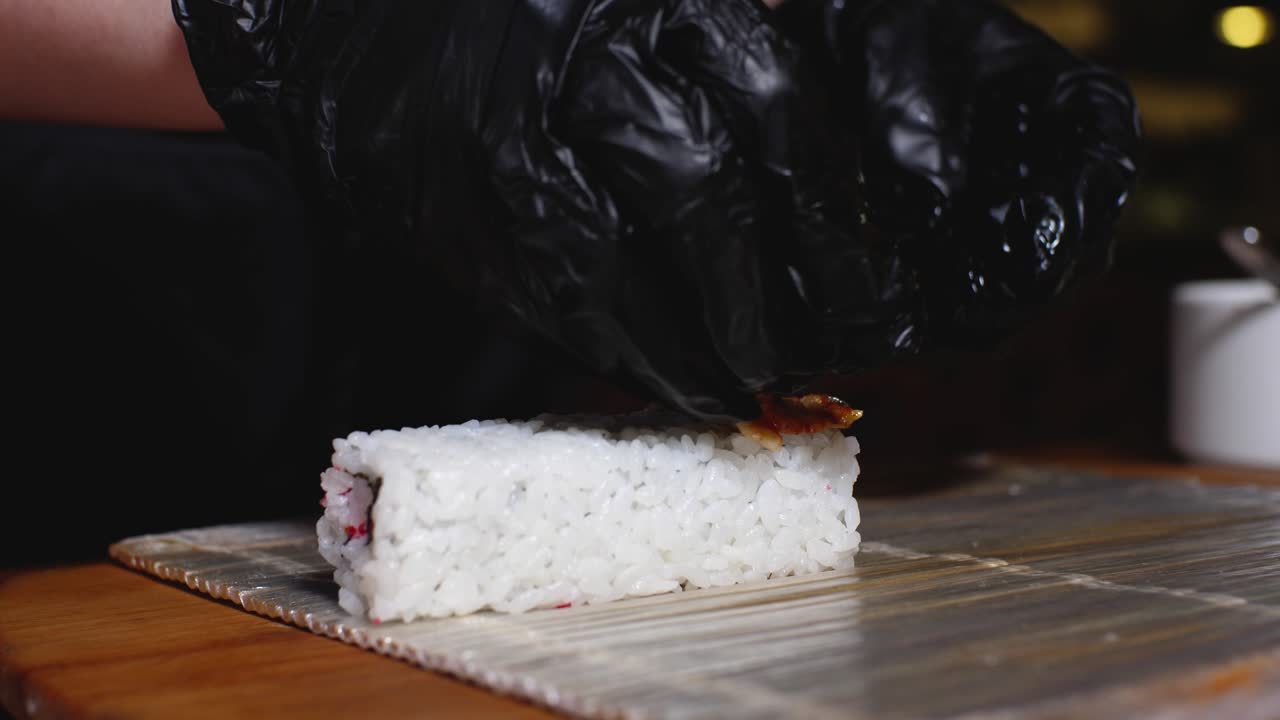 el chef está preparando sushi de anguila.
