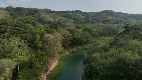 Langsamer-Aufstieg-über-Die-Gantung-Wanagama-Brücke-über-Den-Oyo-Fluss