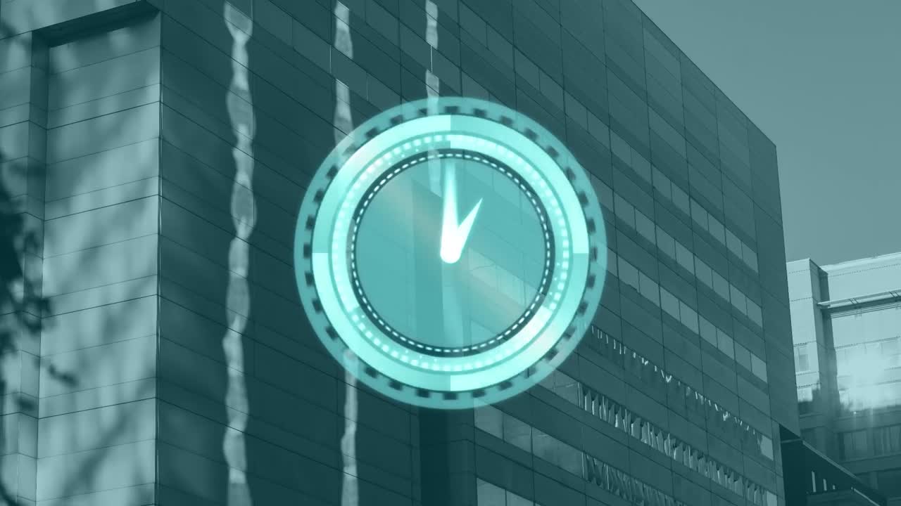 video de procesamiento de datos y reloj sobre el paisaje urbano