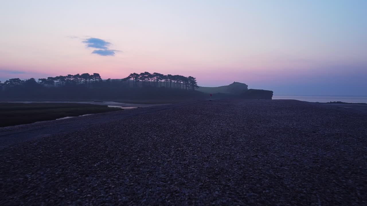fotografía aérea volando sobre el estuario con el río que se encuentra con el océano en la costa, devon, inglaterra