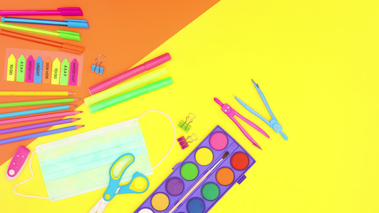 la papelería escolar se mueve en el tema amarillo naranja. de vuelta a la escuela covid-19
