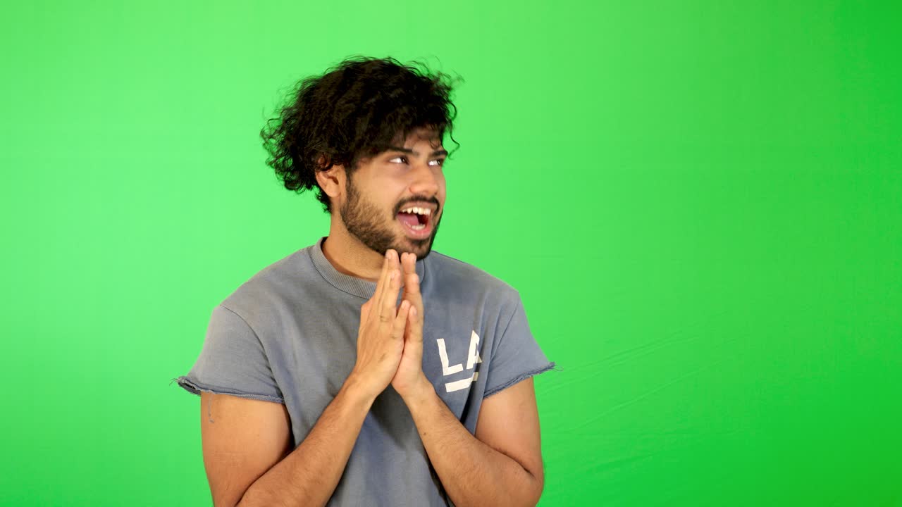 hombre indio tímido con fondo verde pantalla verde indio